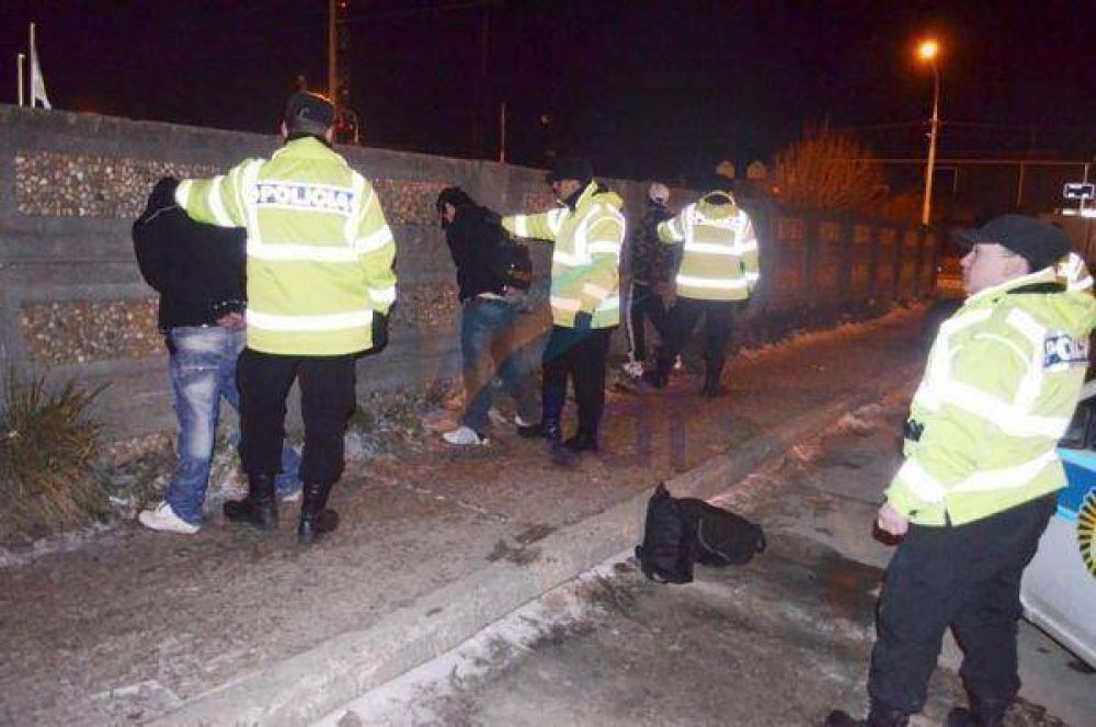 Detuvieron a tres j�venes tras raid delictivo en comercios c�ntricos 