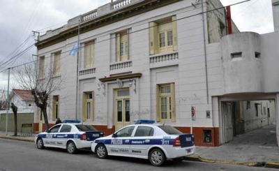 Intent� comprar con un cheque �dudoso� y la aprehendieron