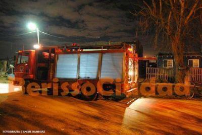 Se incendi� una vivienda y explotaron dos garrafas