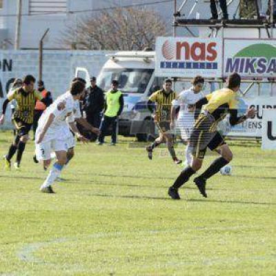 Villa San Carlos perdi� con Almirante Brown en su primer partido de local
