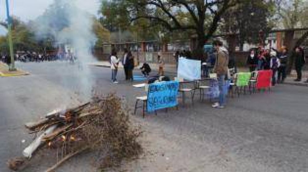 Sacaron los pupitres a la avenida para exigir seguridad en Filosof�a y Letras