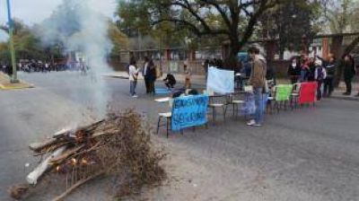 Sacaron los pupitres a la avenida para exigir seguridad en Filosof�a y Letras