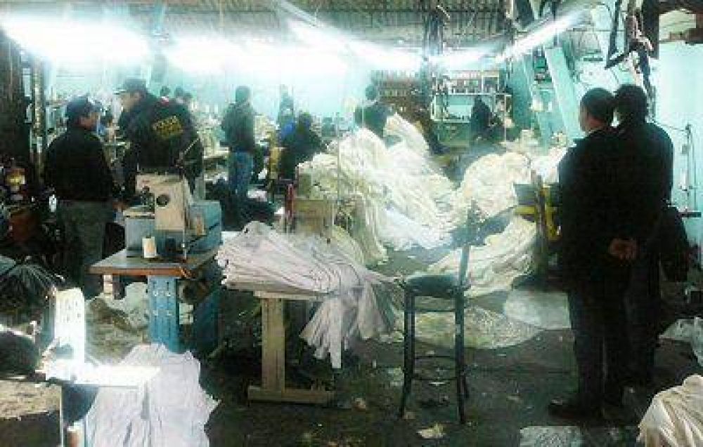 Detectan 18 personas en condiciones irregulares en taller textil clandestino