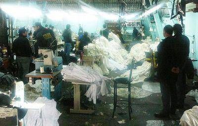 Detectan 18 personas en condiciones irregulares en taller textil clandestino