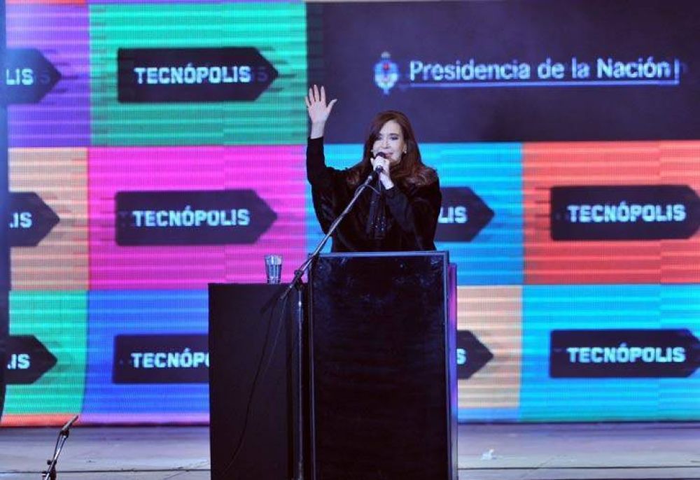 Cristina reaparece en Tecn�polis para marcar el rumbo