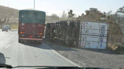Un cami�n volc� en el Infiernillo