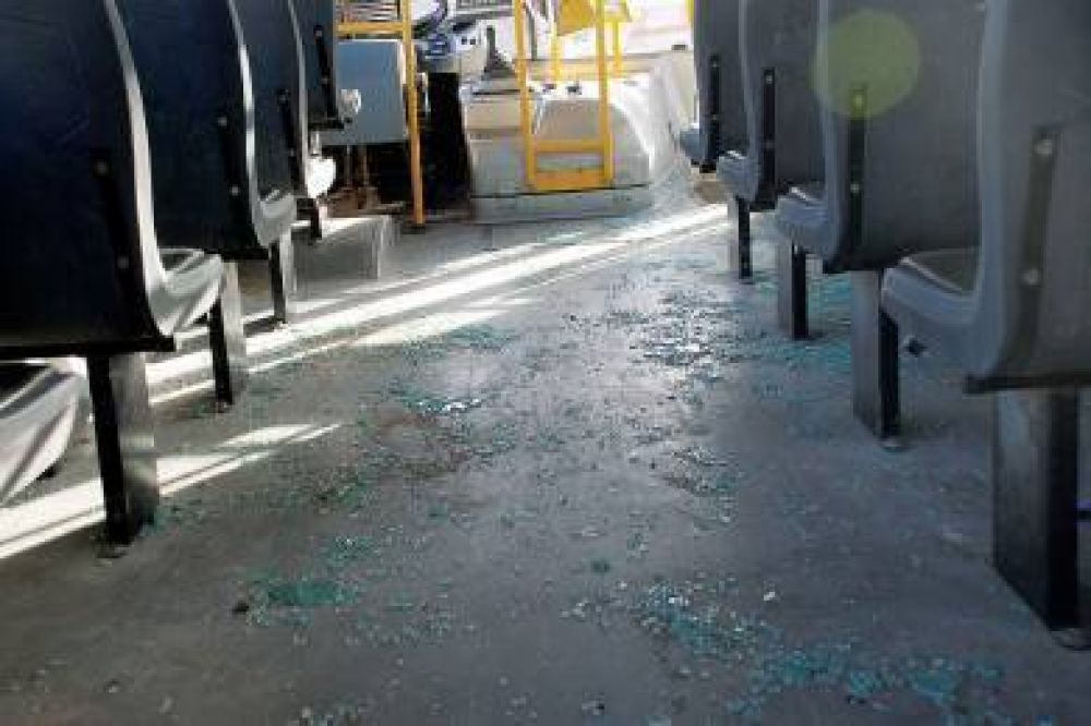 Colectivo con pasajeros a bordo sufri� el estallido de vidrios de puertas y ventanillas