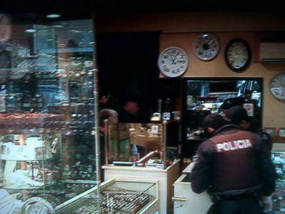 DETIENEN A TRES DELINCUENTES CUANDO ASALTABAN UNA JOYER�A