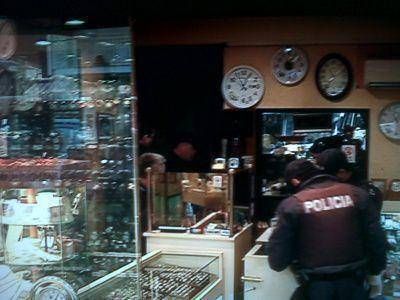 DETIENEN A TRES DELINCUENTES CUANDO ASALTABAN UNA JOYER�A