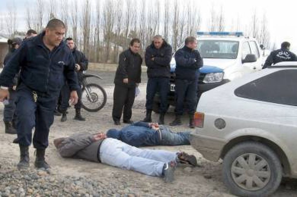 Tras persecuci�n apresan a dos ladrones que en un auto escapaban tras un robo