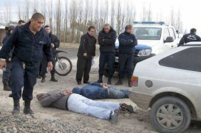 Tras persecuci�n apresan a dos ladrones que en un auto escapaban tras un robo