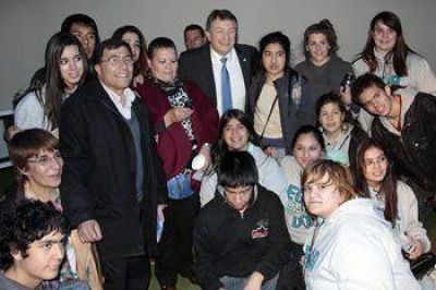 ALUMNOS DE CHUBUT JUNTO A CRISTINA KIRCHNER Y A YAUHAR EN TECN�POLIS