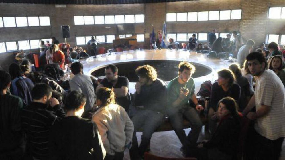 Estudiantes seguir�n con la toma hasta ma�ana