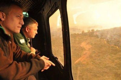 Avil�s distinguir� a bomberos que combatieron el incendio