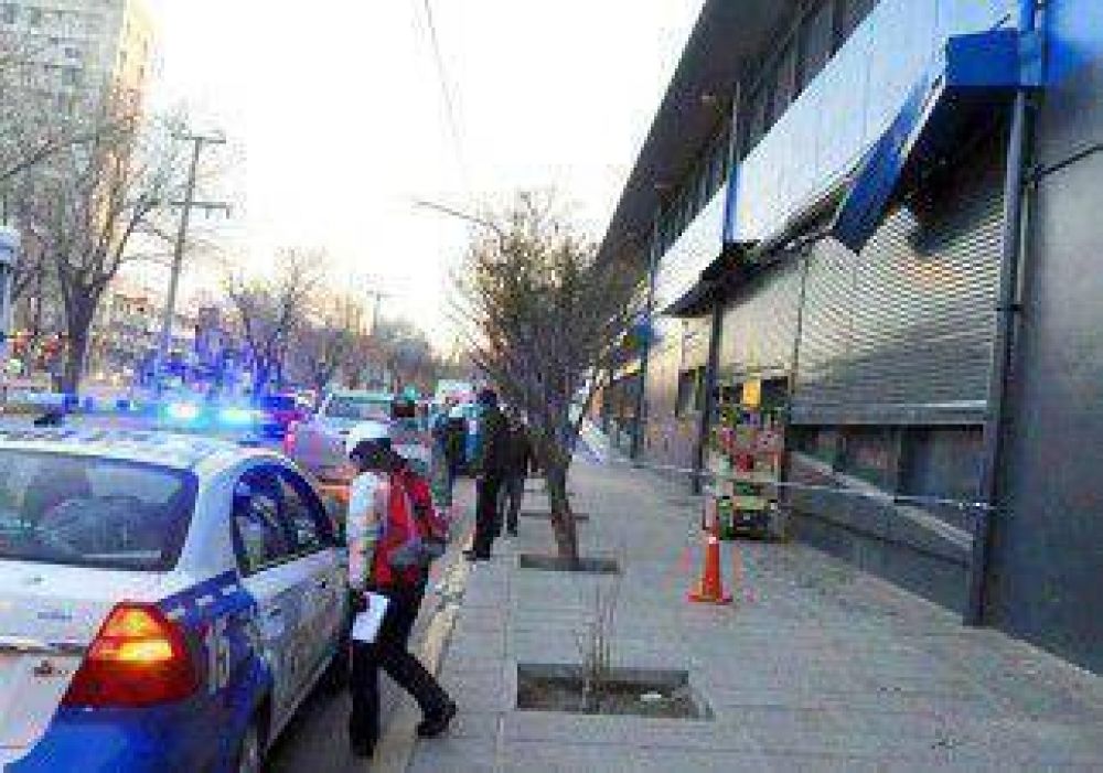 Se desmoron� taparrollos de un hipermercado 
