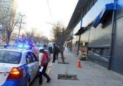 Se desmoron� taparrollos de un hipermercado 