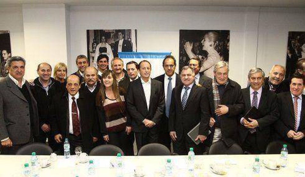Ferraresi con Scioli e Insaurralde en una reuni�n de intendentes
