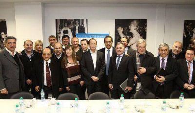 Ferraresi con Scioli e Insaurralde en una reuni�n de intendentes