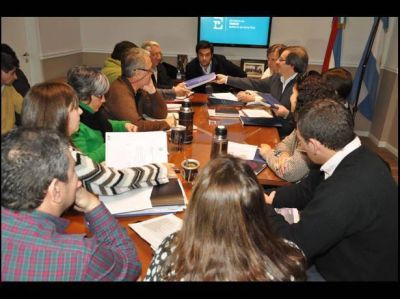 Anunciaron pases a planta y aumento salarial para los estatales