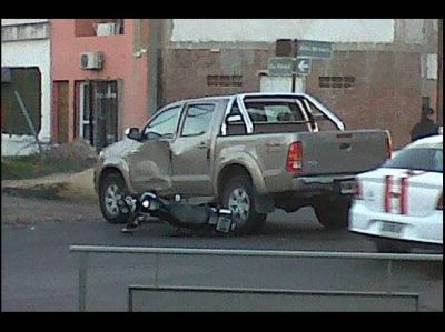 Chocaron una moto y una camioneta: dos j�venes fueron hospitalizados