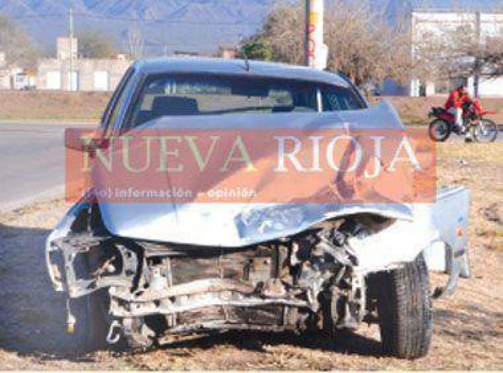 Varios heridos en un espectacular choque entre una camioneta y un autom�vil