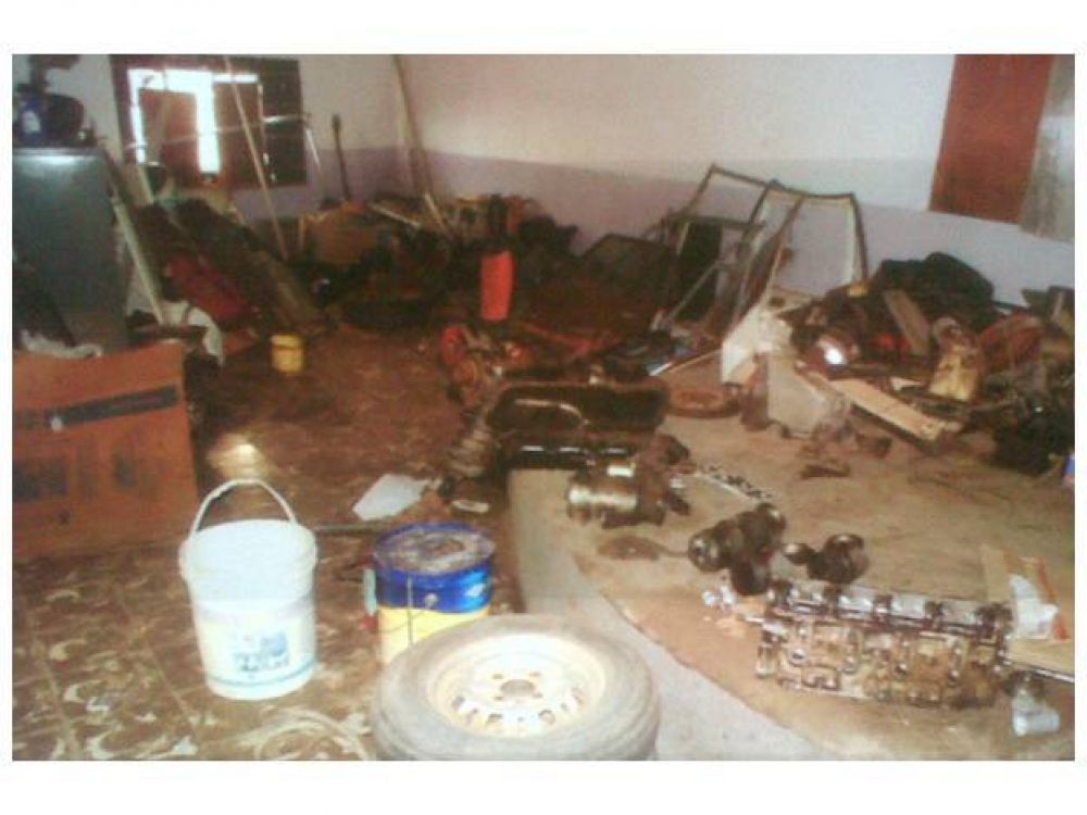 Descubren un taller donde desguazaban autos robados en Buenos Aires