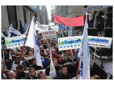 Bancarios preparan un paro para el viernes