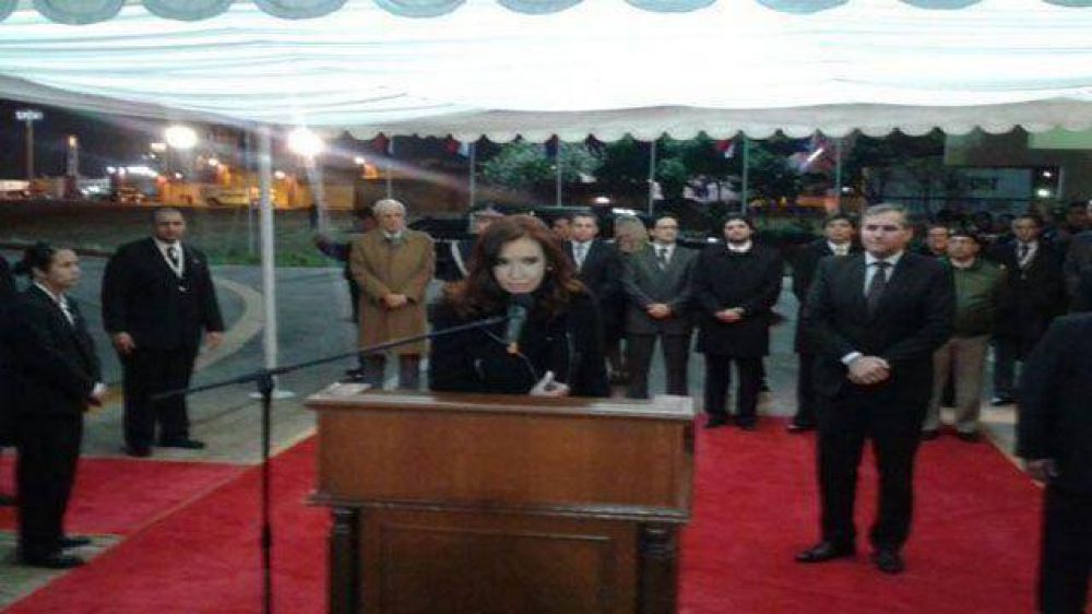 Urribarri lleg� con la Presidenta a Paraguay 