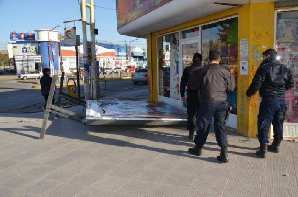 El viento caus� la voladura del techo de una escuela