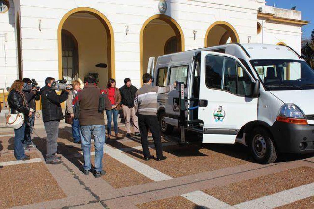 Presentaron veh�culo para personas con discapacidad en Pico