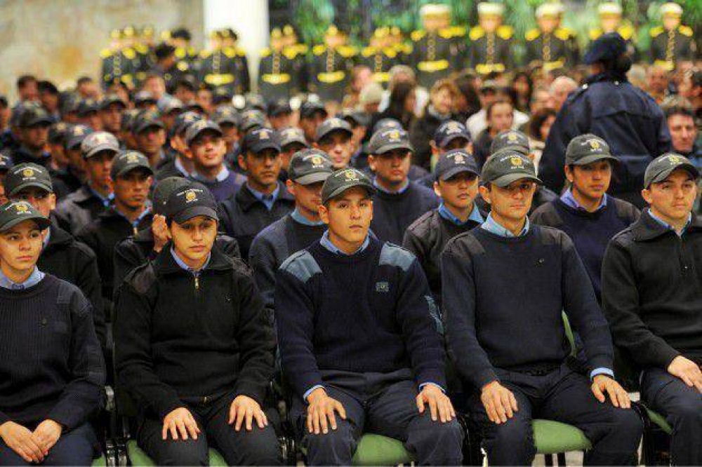 En medio de la crisis policial, el Gobierno incorpor� a 74 oficiales
