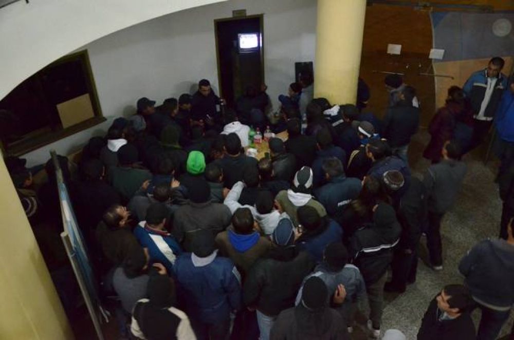 Ordenaron el desalojo de la Jefatura, pero sigue ocupada