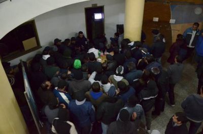 Ordenaron el desalojo de la Jefatura, pero sigue ocupada