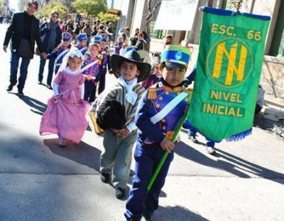 Los jardines desfilaron en la plaza por el aniversario de San Luis