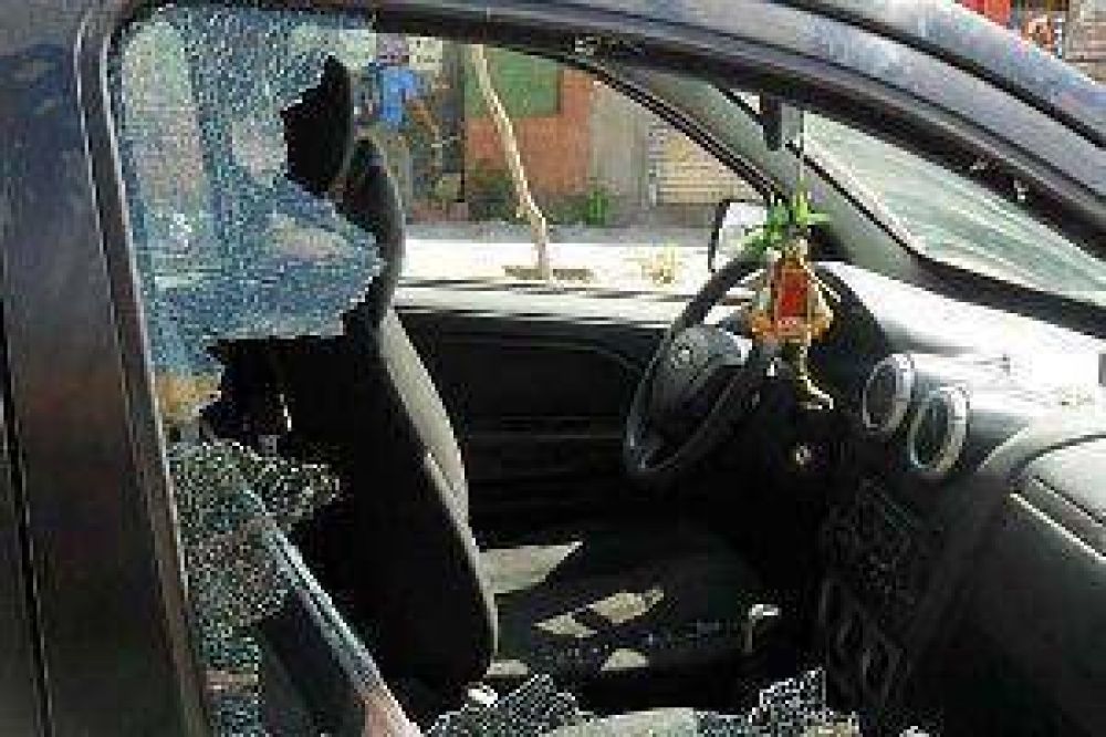 Ladrones violentaron autos y se llevaron diversos objetos