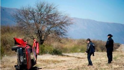Dos hombres sufrieron lesiones al volcar su auto en la ruta 38