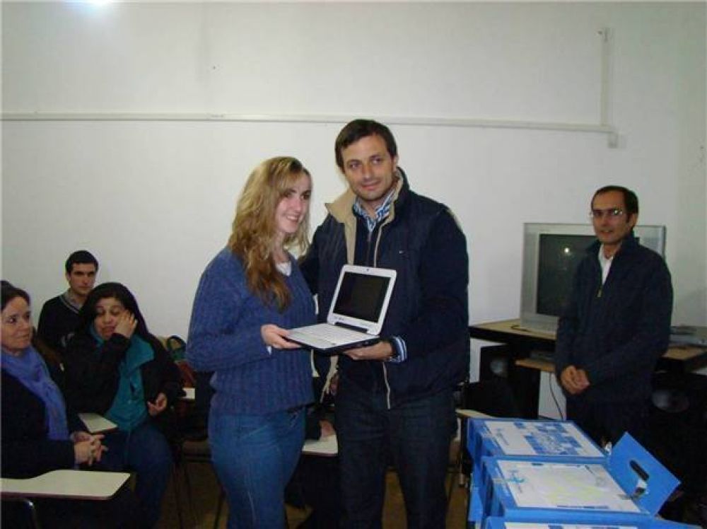 Se entregaron 53 computadoras m�s para el Instituto N�27