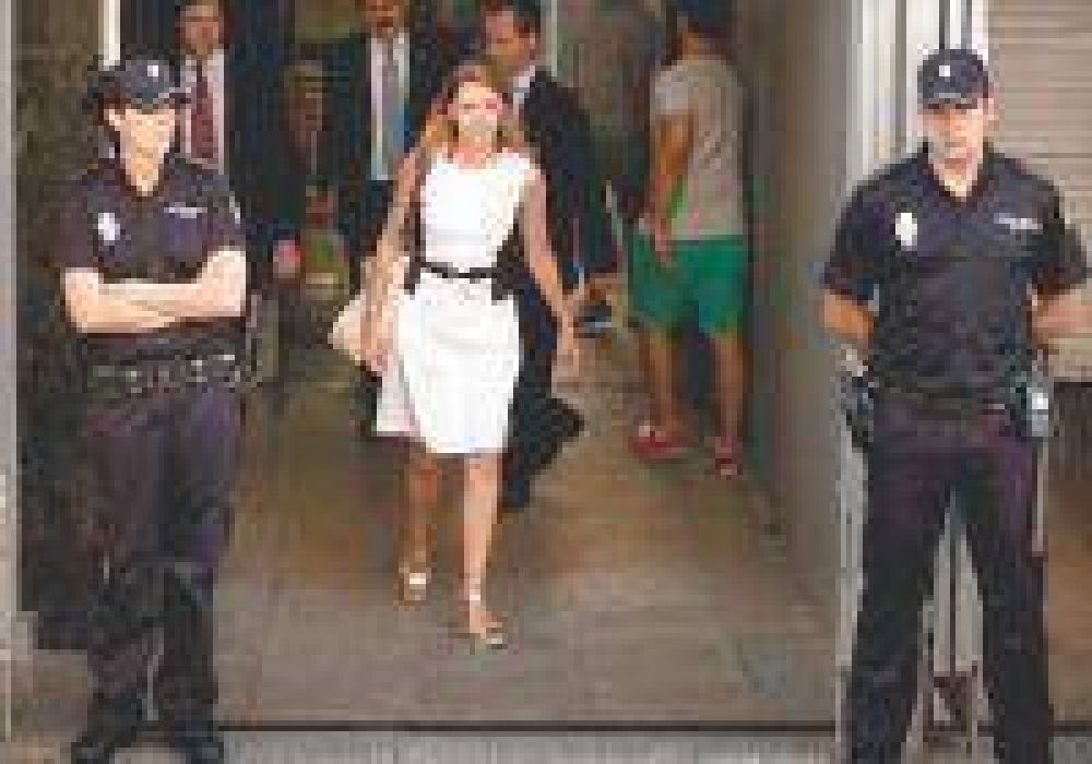 Acusan a Rajoy de amparar al tesorero del PP imputado por los sobresueldos