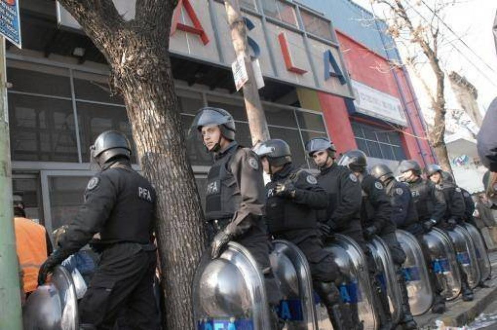 Allanaron dos sedes de San Lorenzo por la muerte de barras de Boca