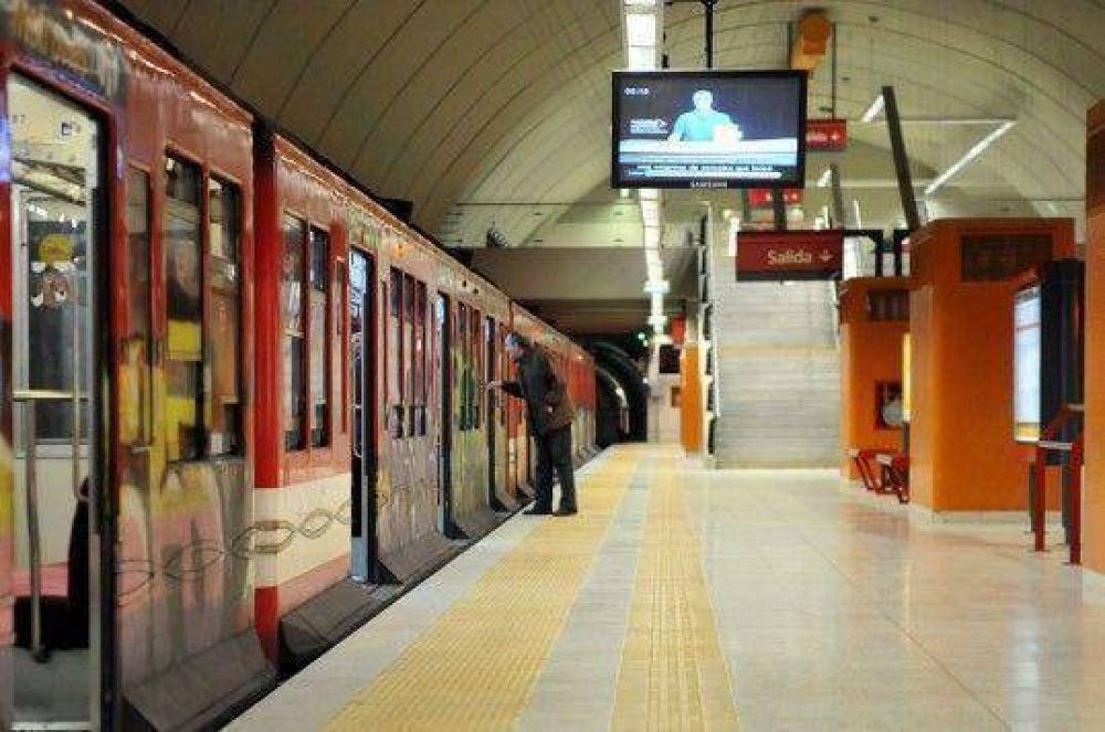 Descarril� un vag�n en una nueva estaci�n de la l�nea B