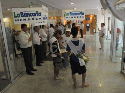 El viernes los bancos no atender�n entre las 10 y las 13 por una huelga