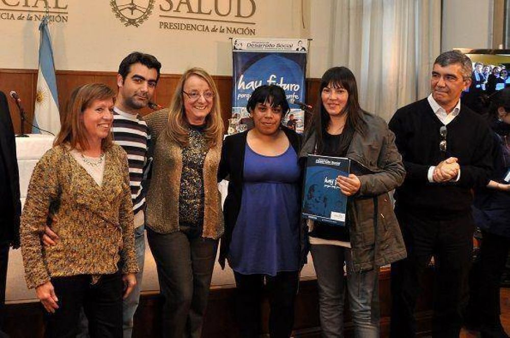 Federico Ugo estuvo con Alicia Kirchner en entrega de subsidios