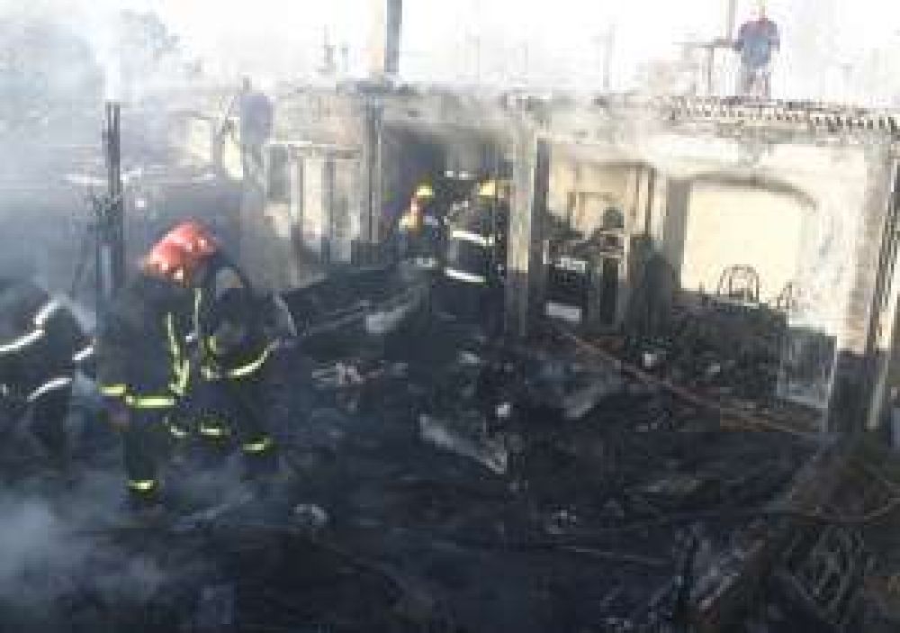 Una familia perdi� su casa y todas sus cosas por el fuego
