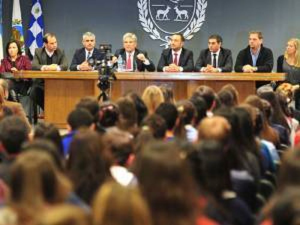 Poggi present� un proyecto de becas para estudiantes secundarios