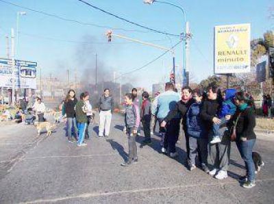 Asentados volvieron a cortar la avenida Mitre
