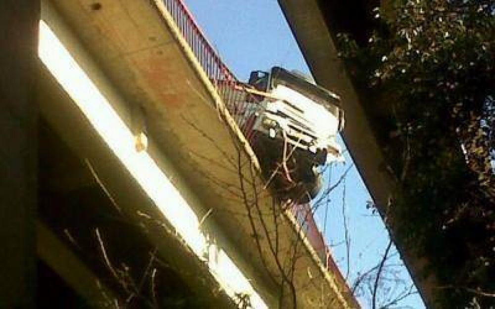 Z�rate Brazo Largo: Un cami�n despist� y qued� colgado del puente