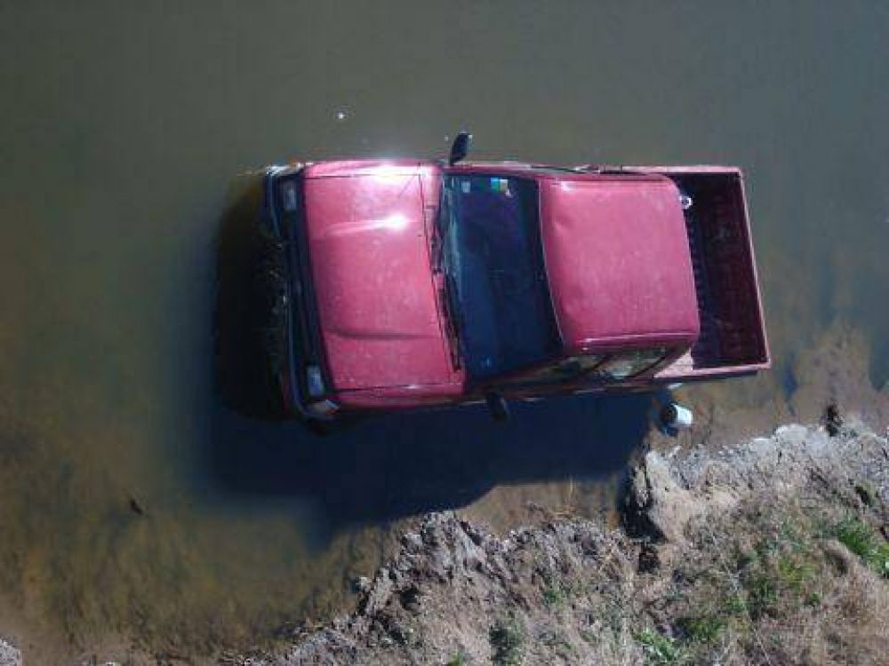 Una camioneta se cay� al r�o