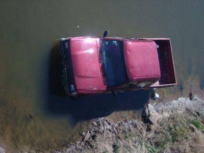 Una camioneta se cay� al r�o