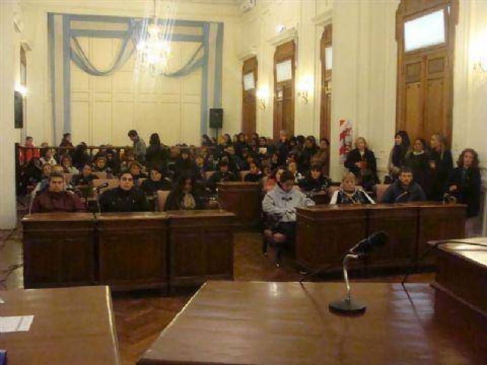 Se entregaron los cheques a los beneficiarios