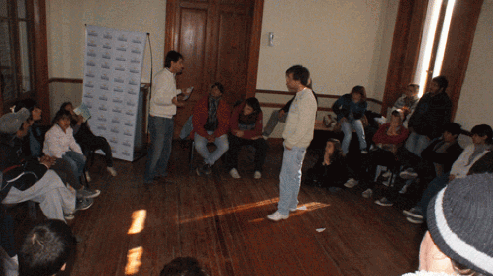 Familias que ocupan irregularmente viviendas en barrios sociales se reunieron con Pittelli 